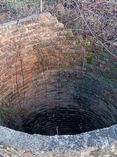 Terreno com casa de habitação em ruinas