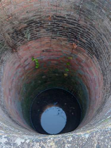 Terreno com casa de habitação em ruinas