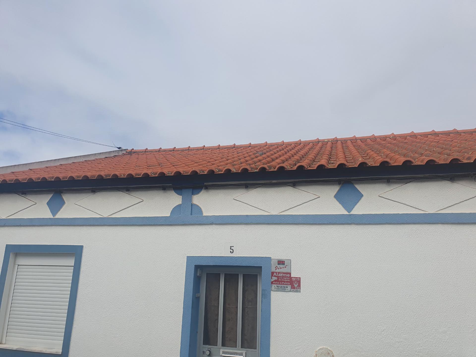 Moradia T2 (potencial a aumentar ) e inclui - espaço comercial