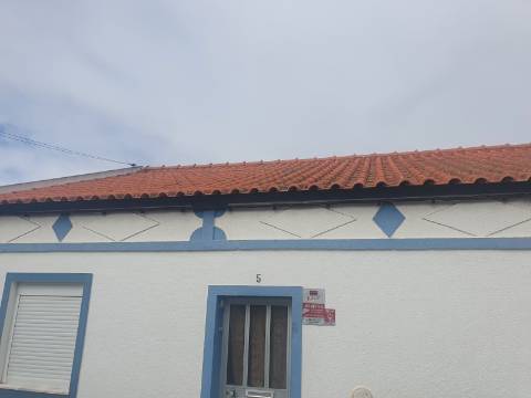 Moradia T2 (potencial a aumentar ) e inclui - espaço comercial