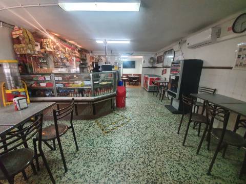 Moradia T2 (potencial a aumentar ) e inclui - espaço comercial