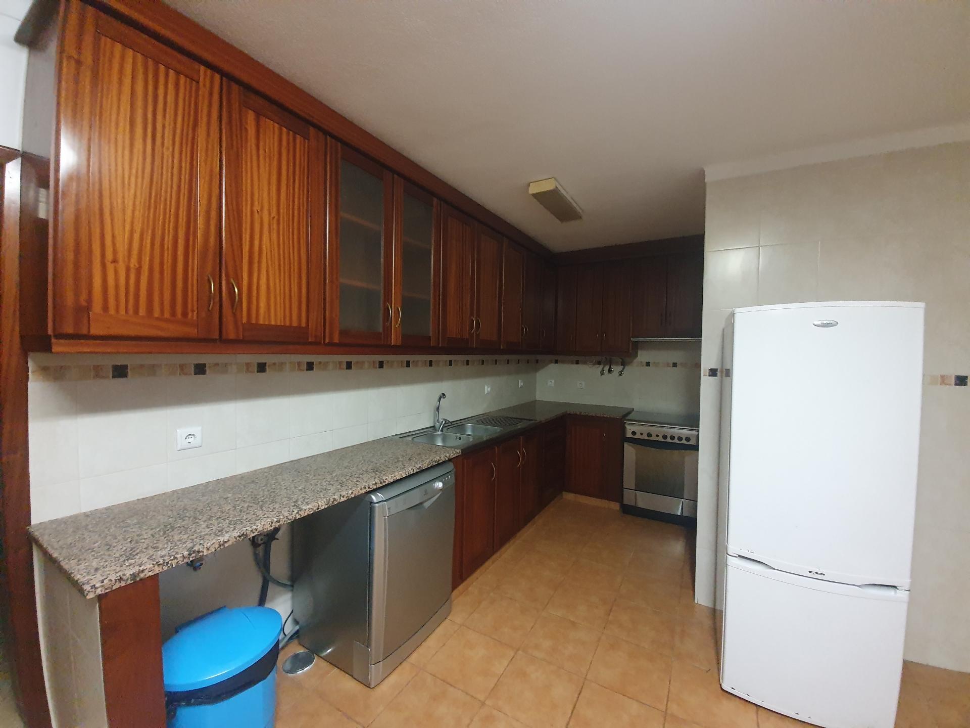 Moradia T2 (potencial a aumentar ) e inclui - espaço comercial