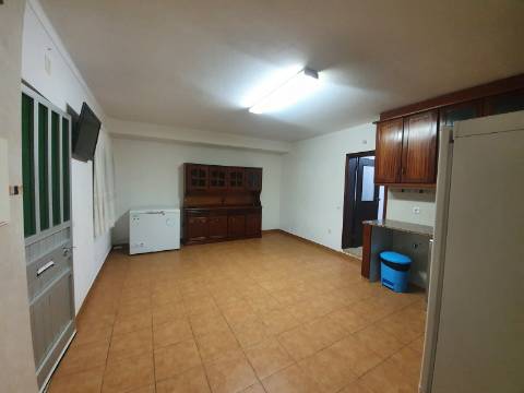 Moradia T2 (potencial a aumentar ) e inclui - espaço comercial