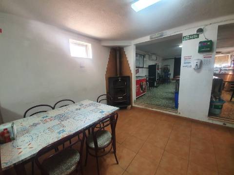 Moradia T2 (potencial a aumentar ) e inclui - espaço comercial