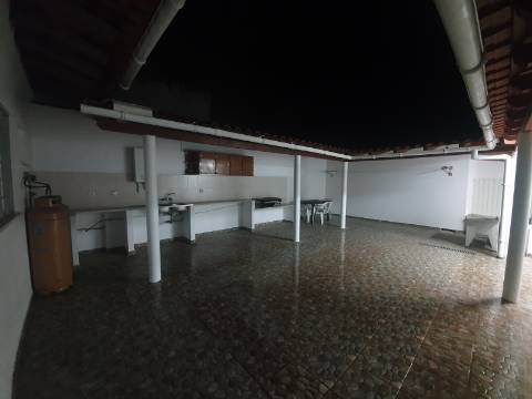 Moradia T2 (potencial a aumentar ) e inclui - espaço comercial