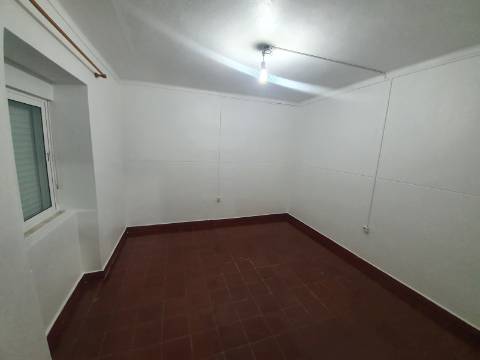 Moradia T2 (potencial a aumentar ) e inclui - espaço comercial