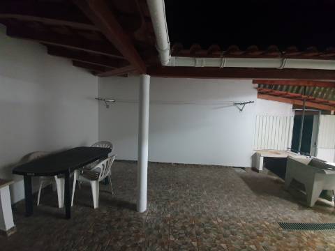 Moradia T2 (potencial a aumentar ) e inclui - espaço comercial