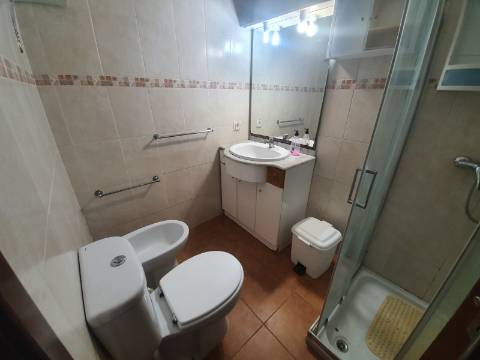 Moradia T2 (potencial a aumentar ) e inclui - espaço comercial