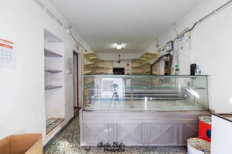 Moradia T2 (potencial a aumentar ) e inclui - espaço comercial