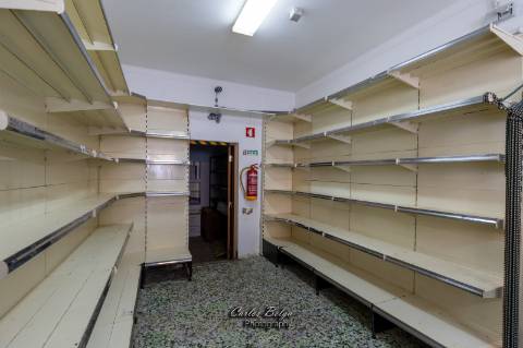 Moradia T2 (potencial a aumentar ) e inclui - espaço comercial