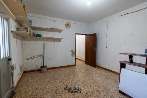 Moradia T2 (potencial a aumentar ) e inclui - espaço comercial