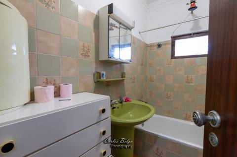 Moradia T2 (potencial a aumentar ) e inclui - espaço comercial