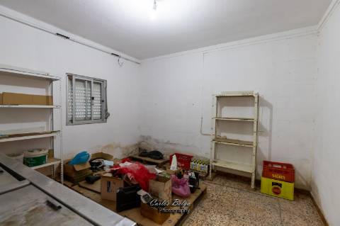 Moradia T2 (potencial a aumentar ) e inclui - espaço comercial