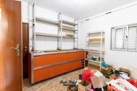 Moradia T2 (potencial a aumentar ) e inclui - espaço comercial