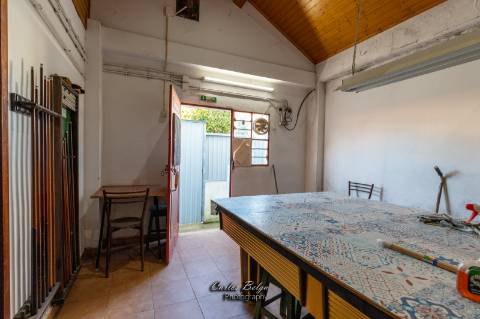 Moradia T2 (potencial a aumentar ) e inclui - espaço comercial