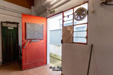 Moradia T2 (potencial a aumentar ) e inclui - espaço comercial