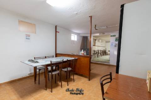 Moradia T2 (potencial a aumentar ) e inclui - espaço comercial