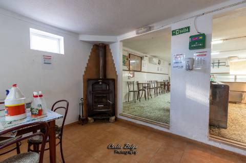 Moradia T2 (potencial a aumentar ) e inclui - espaço comercial