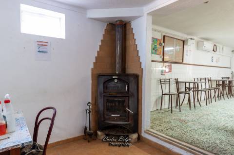 Moradia T2 (potencial a aumentar ) e inclui - espaço comercial