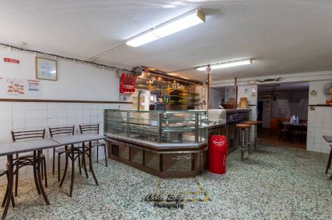 Moradia T2 (potencial a aumentar ) e inclui - espaço comercial