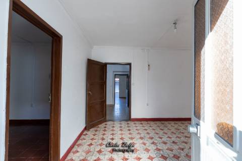 Moradia T2 (potencial a aumentar ) e inclui - espaço comercial