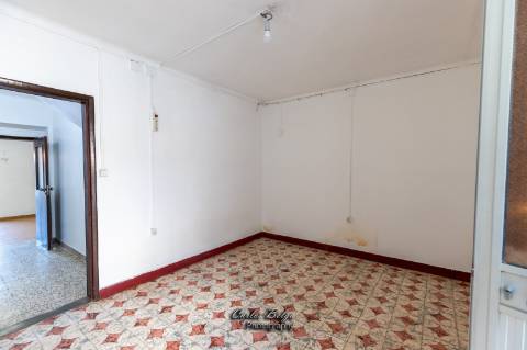 Moradia T2 (potencial a aumentar ) e inclui - espaço comercial