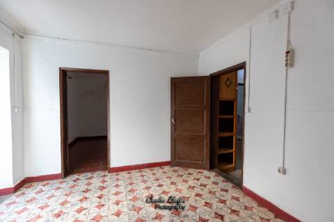 Moradia T2 (potencial a aumentar ) e inclui - espaço comercial