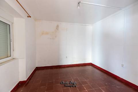 Moradia T2 (potencial a aumentar ) e inclui - espaço comercial