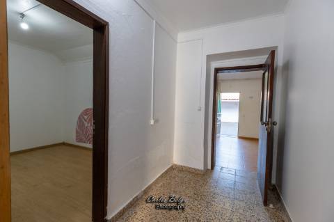 Moradia T2 (potencial a aumentar ) e inclui - espaço comercial