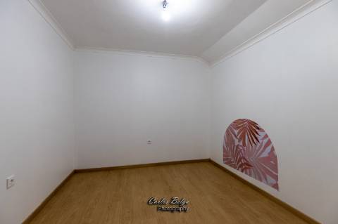 Moradia T2 (potencial a aumentar ) e inclui - espaço comercial