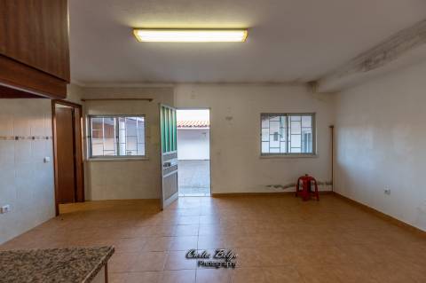 Moradia T2 (potencial a aumentar ) e inclui - espaço comercial