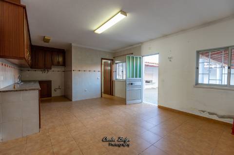 Moradia T2 (potencial a aumentar ) e inclui - espaço comercial