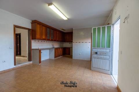 Moradia T2 (potencial a aumentar ) e inclui - espaço comercial