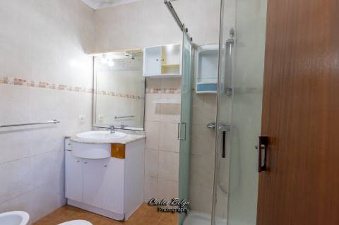 Moradia T2 (potencial a aumentar ) e inclui - espaço comercial