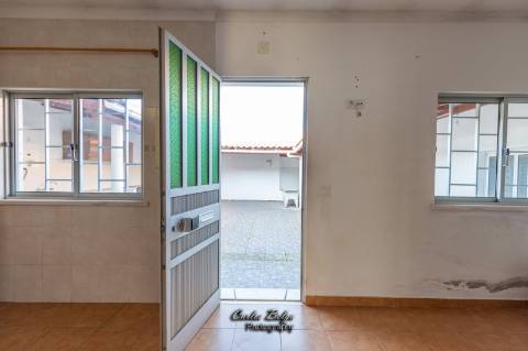 Moradia T2 (potencial a aumentar ) e inclui - espaço comercial