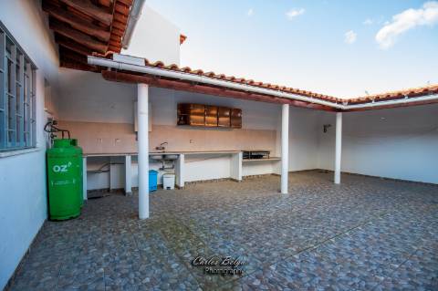 Moradia T2 (potencial a aumentar ) e inclui - espaço comercial