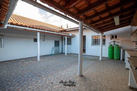 Moradia T2 (potencial a aumentar ) e inclui - espaço comercial