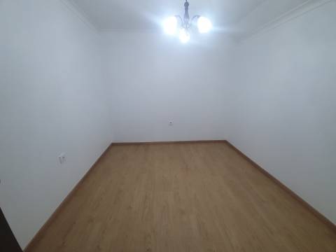 Moradia T2 (potencial a aumentar ) e inclui - espaço comercial