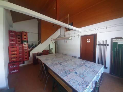 Moradia T2 (potencial a aumentar ) e inclui - espaço comercial