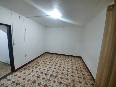 Moradia T2 (potencial a aumentar ) e inclui - espaço comercial