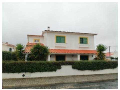 Espaçosa Moradia T4 com Garagem e Terraços no Coração do Litoral Alentejano!