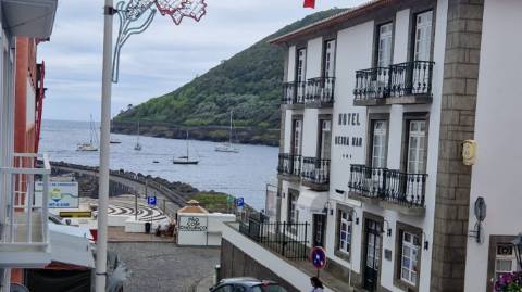 Prédio no Centro Histórico de Angra do Heroísmo a 50 mts da baía para reabilitar