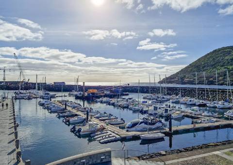 Prédio no Centro Histórico de Angra do Heroísmo a 50 mts da baía para reabilitar