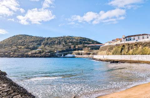 Prédio no Centro Histórico de Angra do Heroísmo a 50 mts da baía para reabilitar