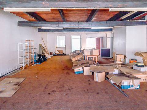 Prédio no Centro Histórico de Angra do Heroísmo a 50 mts da baía para reabilitar