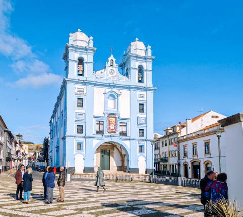 Prédio no Centro Histórico de Angra do Heroísmo a 50 mts da baía para reabilitar