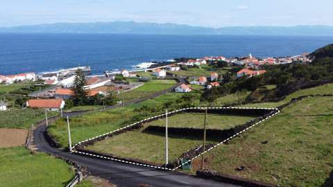 Terreno com projeto aprovado com vista mar e montanhas na ilha do Pico, Açores