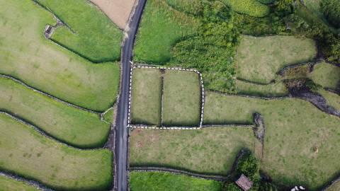 Terreno com projeto aprovado com vista mar e montanhas na ilha do Pico, Açores