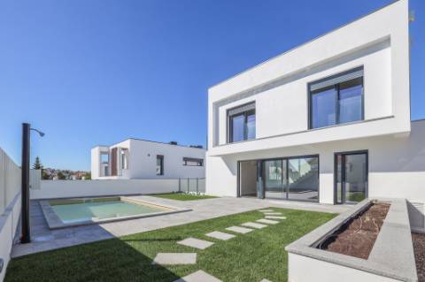 Moradia Isolada com Piscina na Sobreda da Caparica