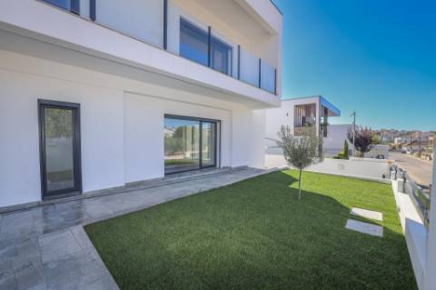 Moradia Isolada com Piscina na Sobreda da Caparica